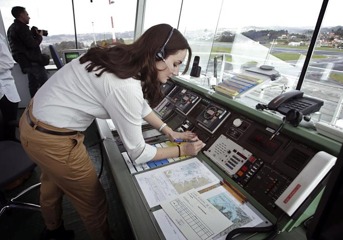 Trabajadora en la torre de control del aeropuerto de La Coruña