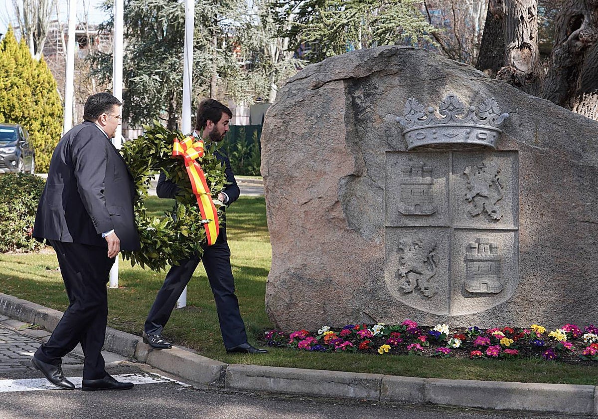 El vicepresidente de la Junta de Castilla y León junto al cónsul honorario de Francia en España  en el acto institucional en el que se conmemora el Día Europeo de las Víctimas del Terrorismo.