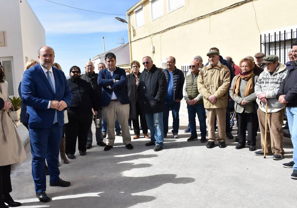 El vicepresidente de Castilla-La Mancha, José Luis Martínez Guijarro, en la inauguración del nuevo consultorio de Saelices