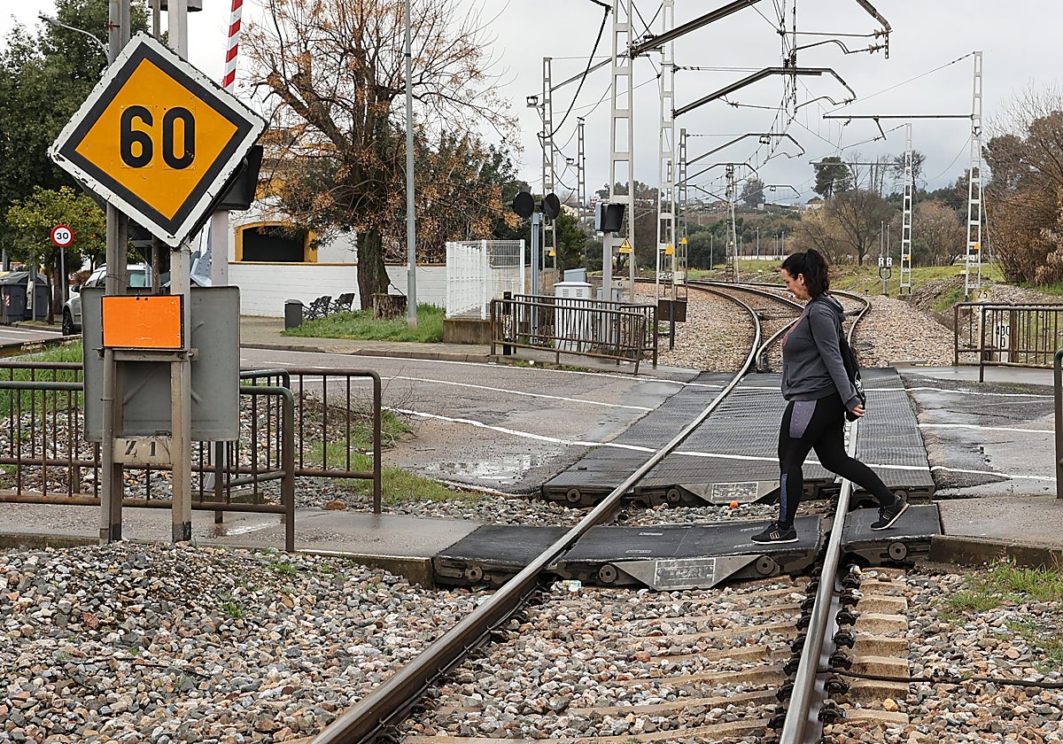 Una joven cruza el paso a nivel de Alcolea