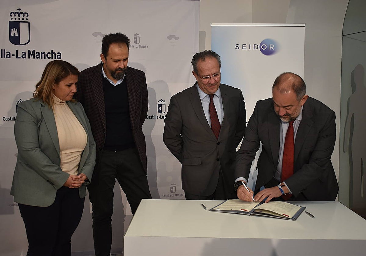 El rector de la UCLM, julián Garde, firma el convenio en presencia de la alcaldesa de Talavera, Tita García Élez, el director de Sector Público en Seidor, Joan Ramón Barrera, y el consejero de Hacienda y Administraciones Públicas, Juan Alfonso Ruiz Molina