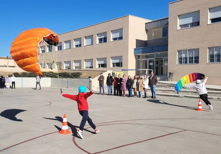Más de 1.200 estudiantes de 50 centros educativos de la provincia participan en la actividad 'Seed' de deportes aéreos