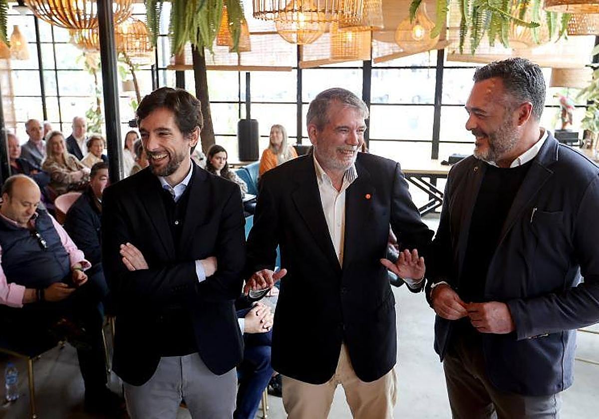 Lupiáñez, acompañado de Adrián Vázquez y Andrés Reche