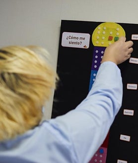 Imagen secundaria 2 - Una de las pacientes simula que está en la consulta del veterinario con la perra; una de las notas en las que agradecen la presencia de la perra Lía; y el termómetro de las emociones, donde al terminar la sesión siempre se muestran más relajados y contentos 