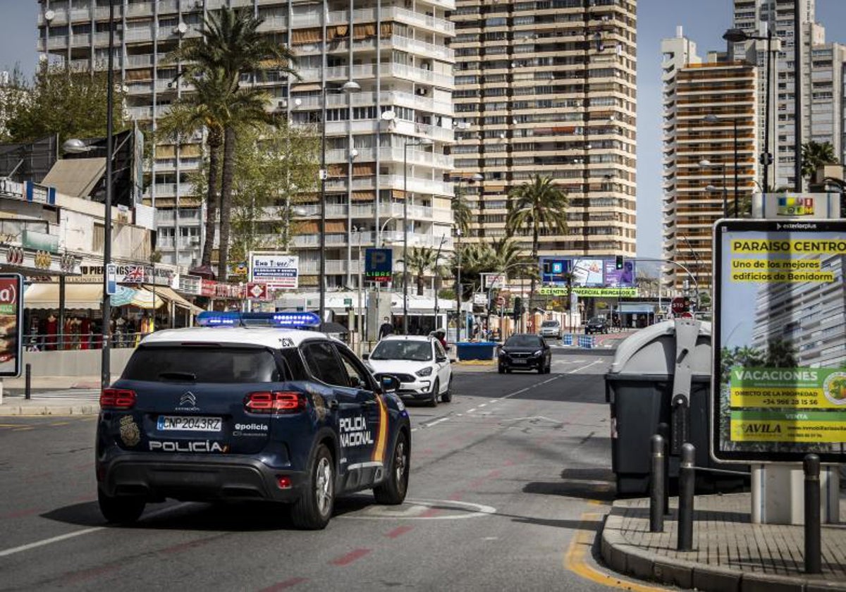 Imagen de archivo de un coche patrulla de la Policía Nacional en Benidorm