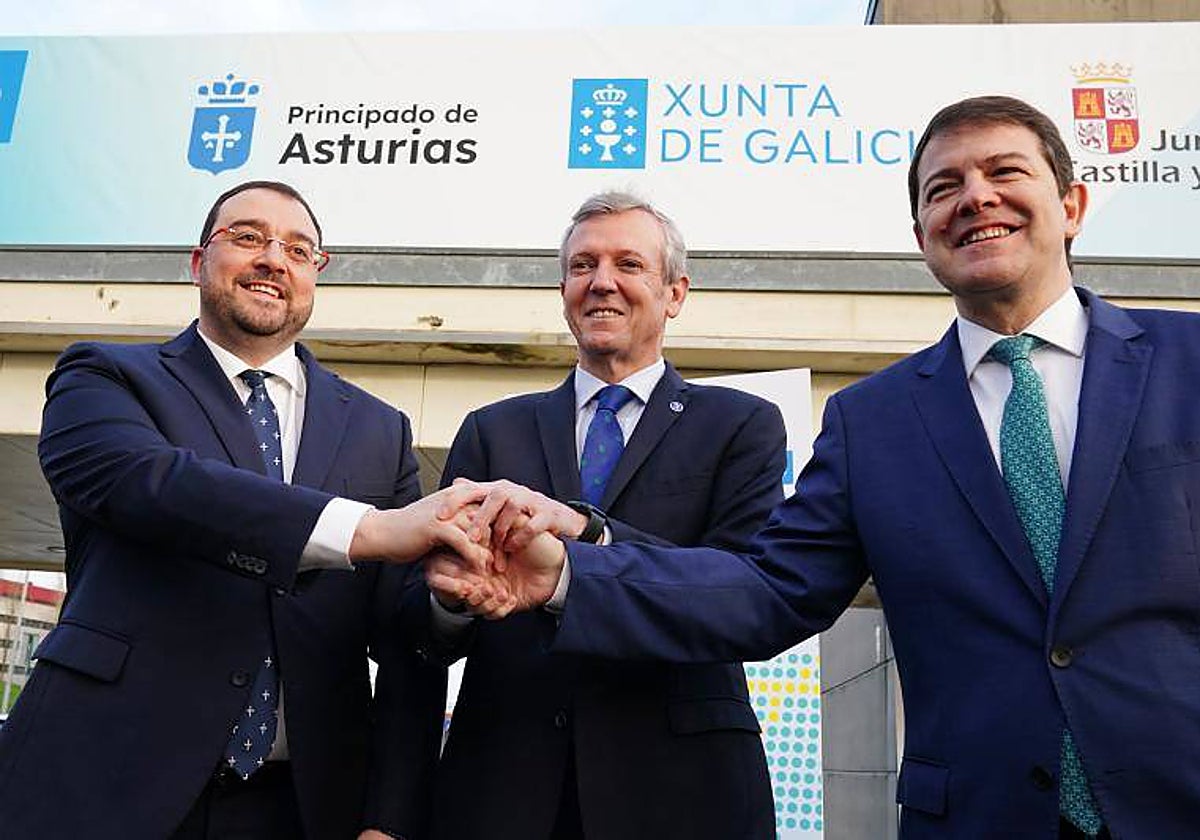 Los presidentes de Asturias, Galicia y Castilla y León (de izquierda a derecha), el pasado mes de enero en Santiago de Compostela