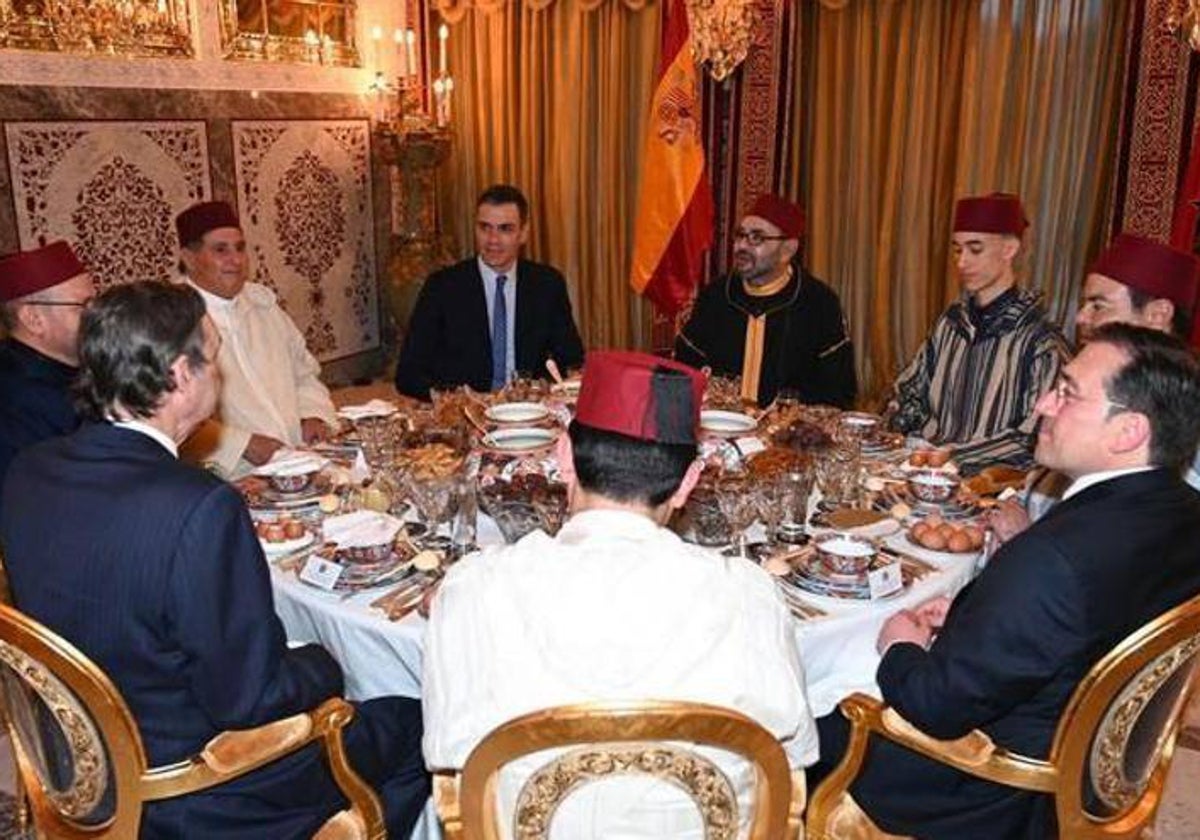 Mohamed VI recibe a Sánchez el 7 de abril de 2022. La bandera de España está al revés