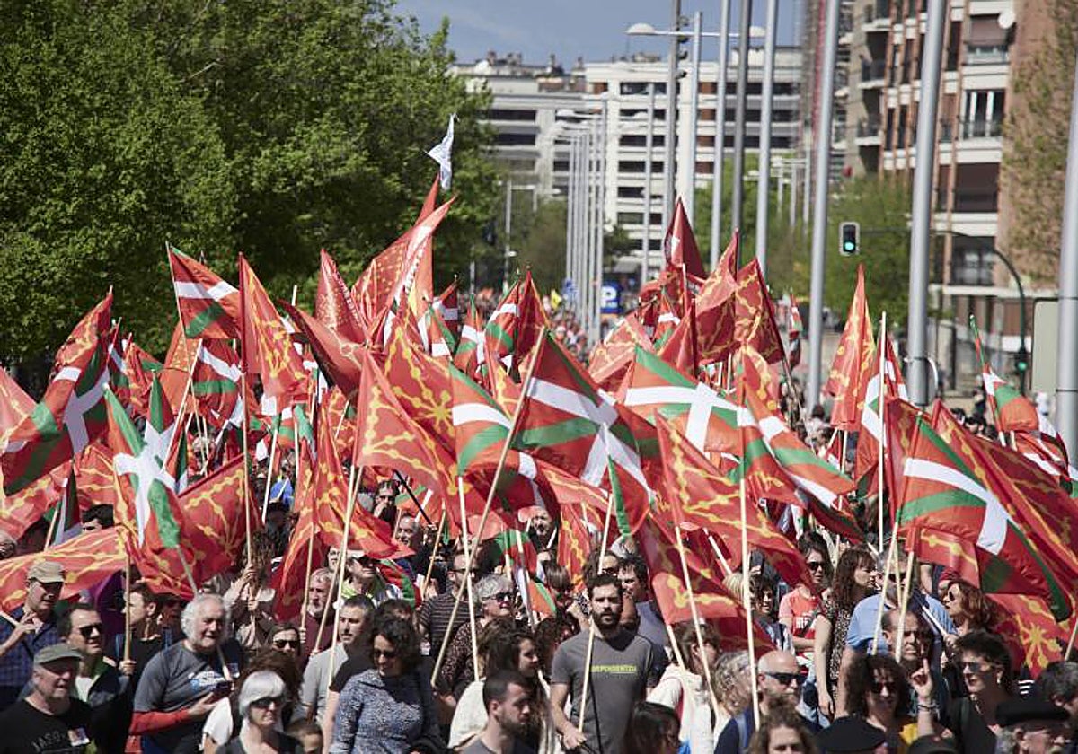Día del Aberri Eguna, a 17 de abril de 2022, en Pamplona, Navarra, (España). Esta marcha se celebra en el día de la patria vasca (Aberri Eguna). En la imagen, ERC, CUP, Junts y BNG arropan a EH Bildu