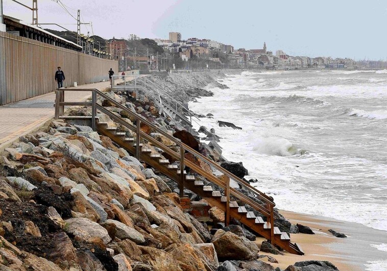 El AMB reclama a la ministra Teresa Ribera que «se ponga las pilas» para evitar más regresiones en las playas metropolitanas