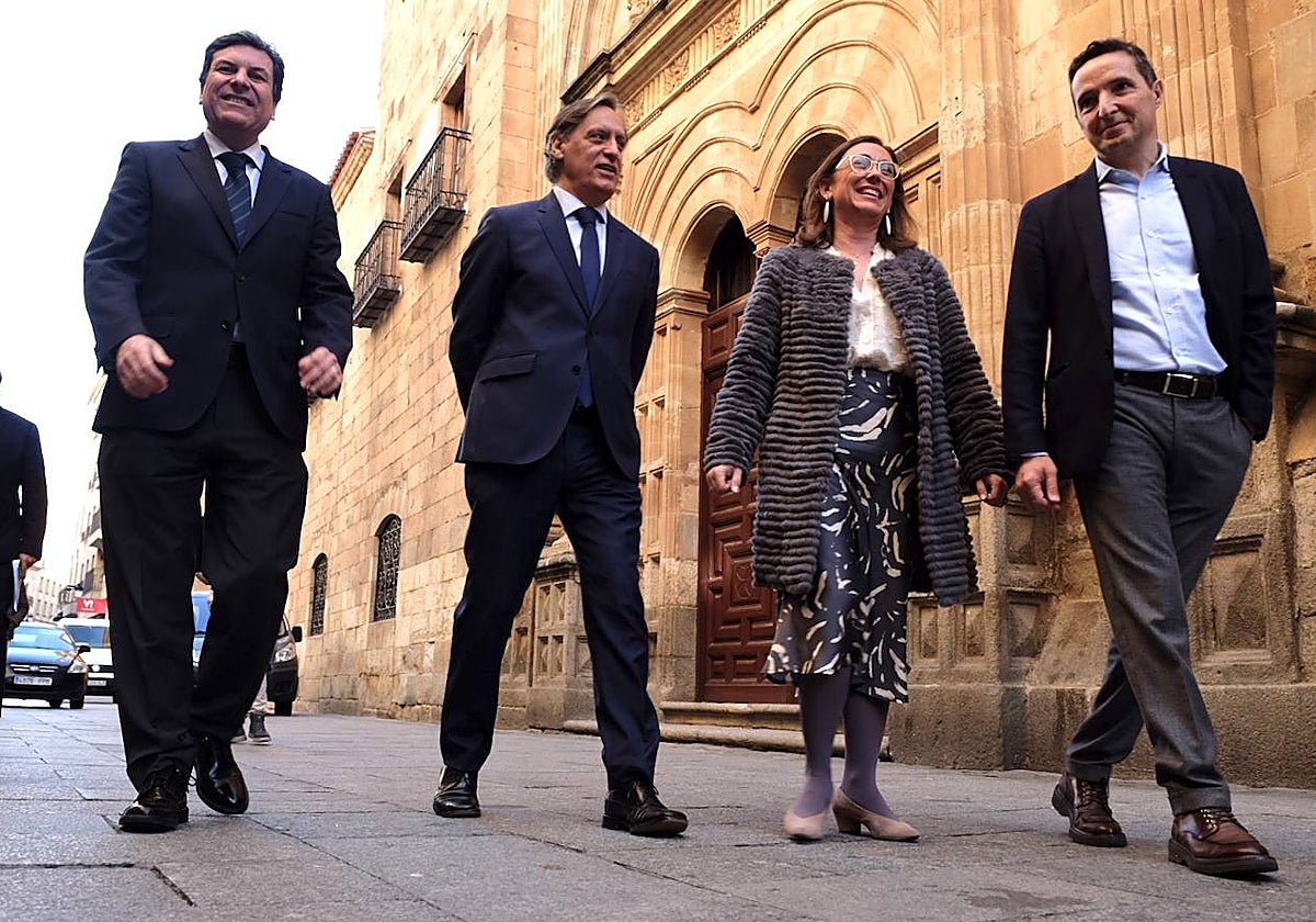 El consejero de Economía y Hacienda, Carlos Fernández Carriedo, y la consejera de Movilidad y Transformación Digital, María González Corral, participan en la presentación del proyecto de digitalización inteligente para empresas Digis3