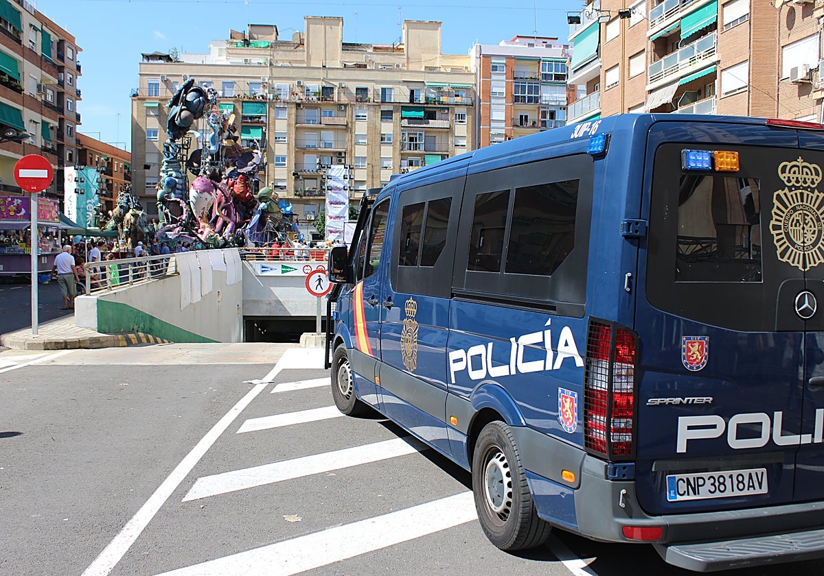 Imagen de un furgón policial frente a una falla en Valencia
