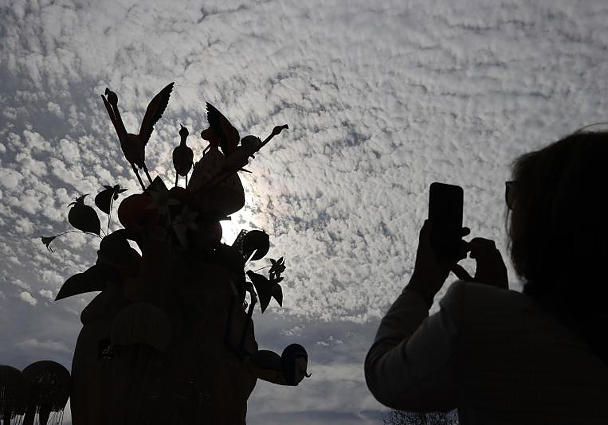 Una mujer fotografía la falla municipal de Valencia