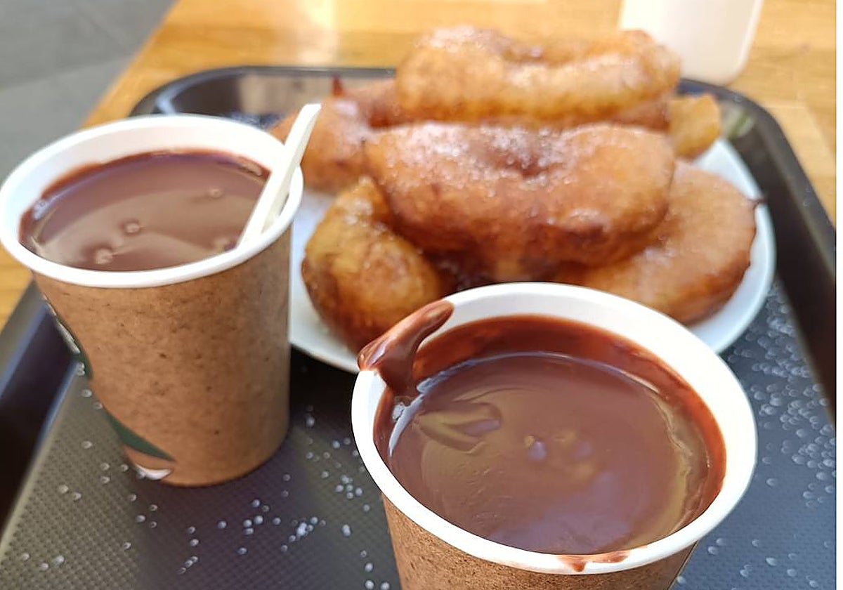 Buñuelos y chocolate en Los Olivares, en el barrio del Cabanyal-Canyamelar de Valencia