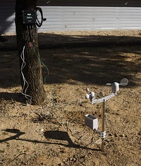 Imagen secundaria 2 - La pantalla informativa de una de las cabinas de teléfono reconvertidas; los sensores lumínicos que se encienden al paso de las personas; y los detectores que vigilan el estado del arbolado