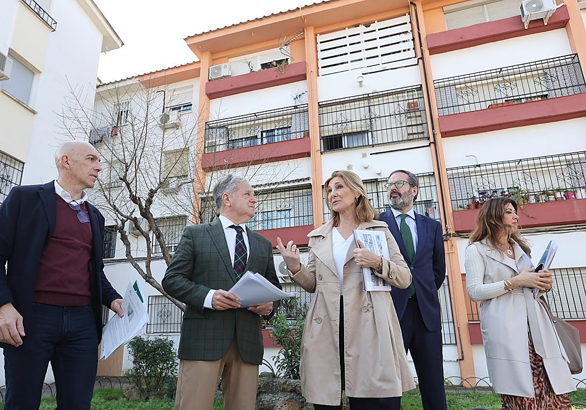 La secretaria general de Vivienda de la Junta, Alicia Martínez, junto a Fuentes, en el Santuario