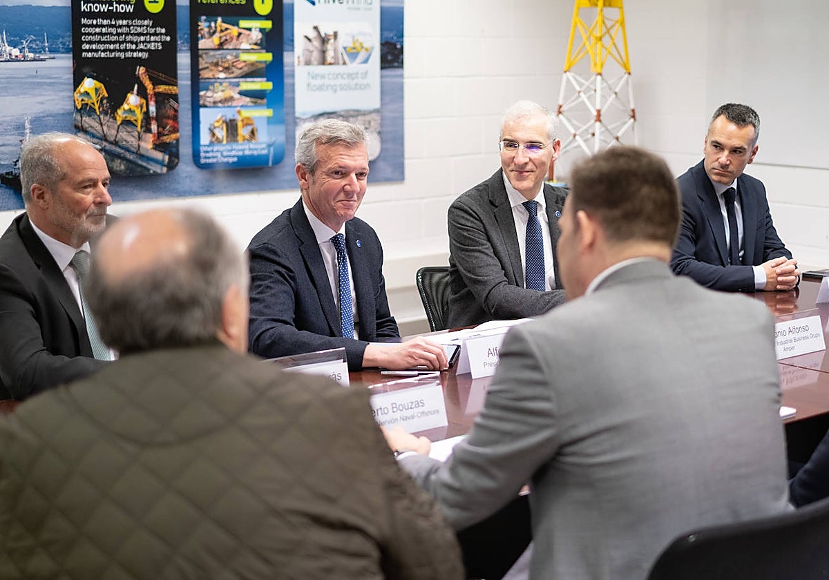 El presidente de la Xunta, Alfonso Rueda, y el conselleiro de Economía, Francisco Conde, ayer en As Somozas