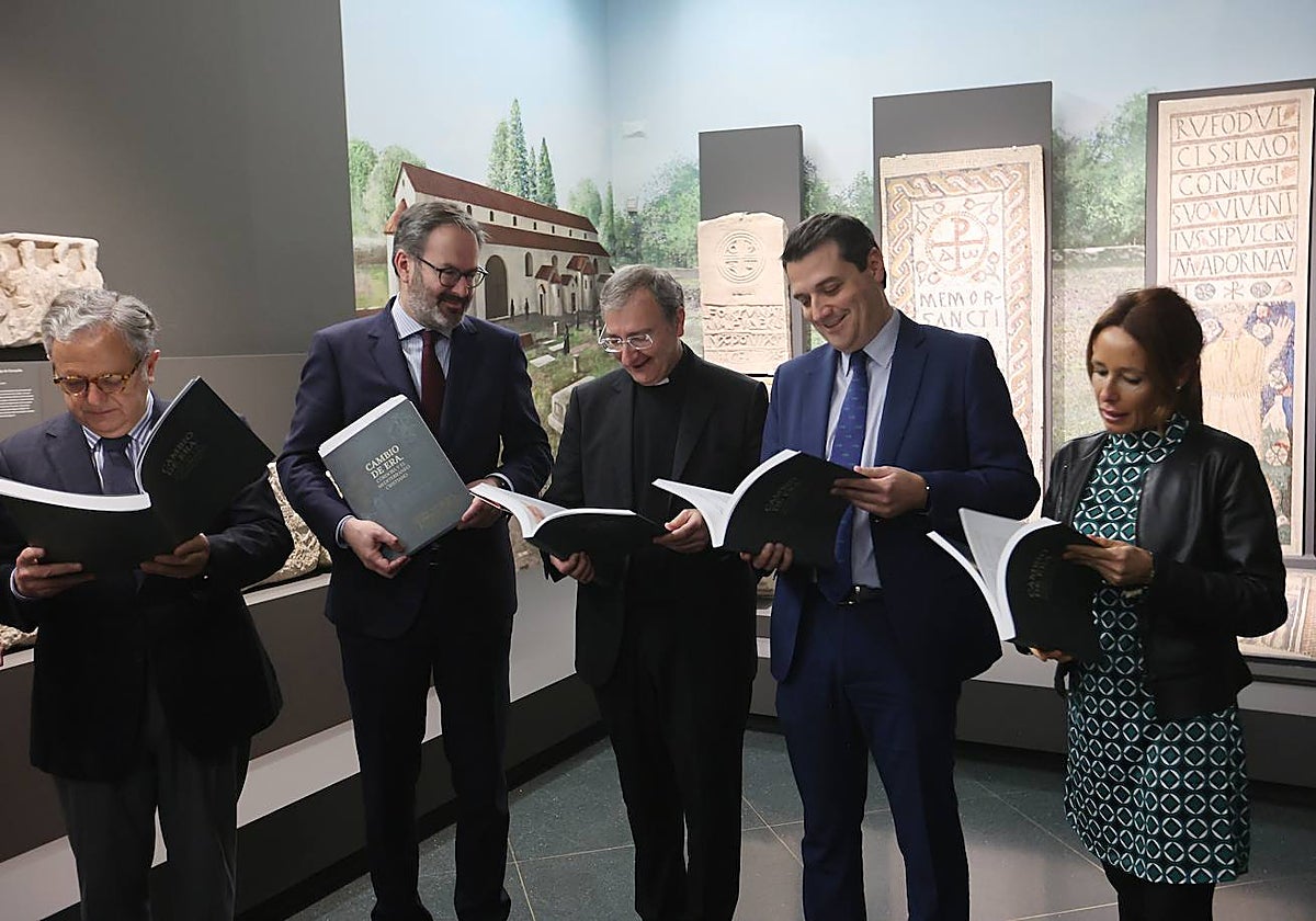 Salvador Fuentes, Adolfo Molina, Joaquín Alberto Nieva, José María Bellido y Marián Aguilar, con el catálogo