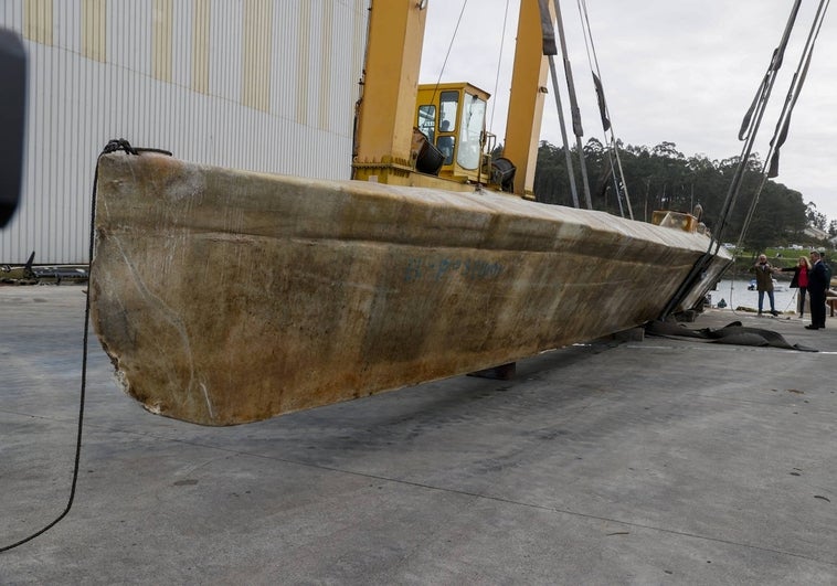 Llega a tierra Poseidón, el narcosubmarino abandonado en la costa gallega