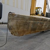 Llega a tierra Poseidón, el narcosubmarino abandonado en la costa gallega