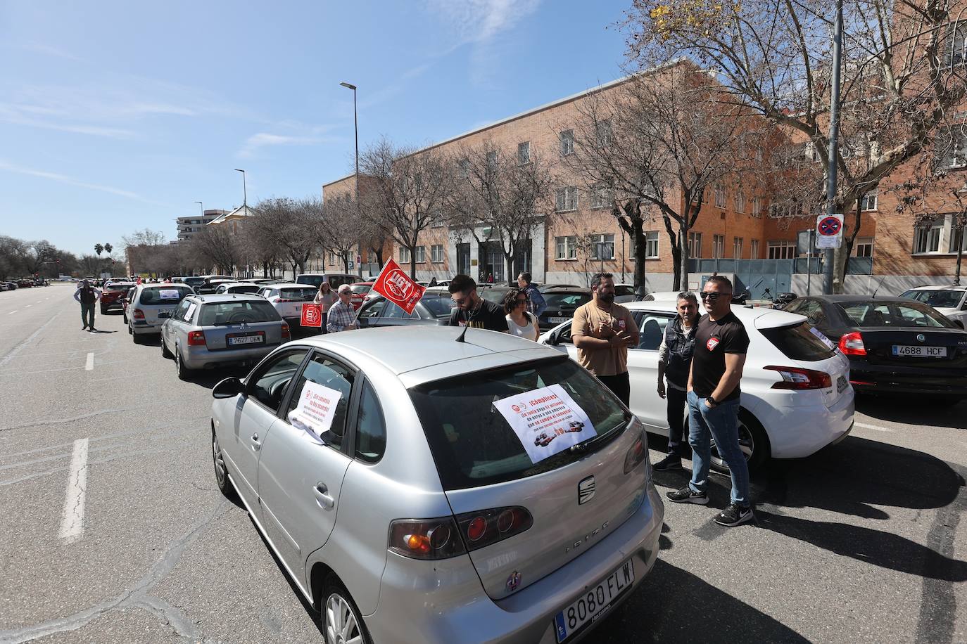 La caravana de protesta por la mejora del servicio de ambulancias en Córdoba, en imágenes