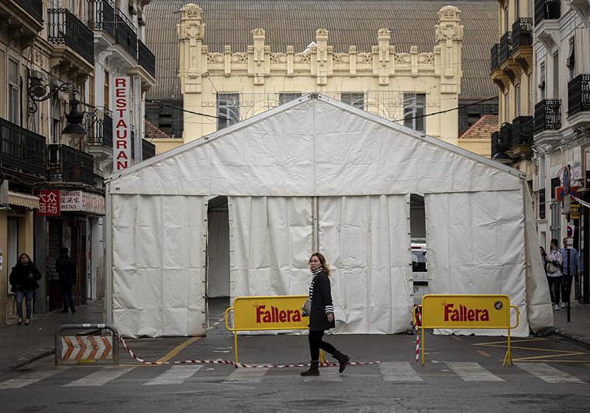 Imagen de una carpa instalada en Valencia por las Fallas