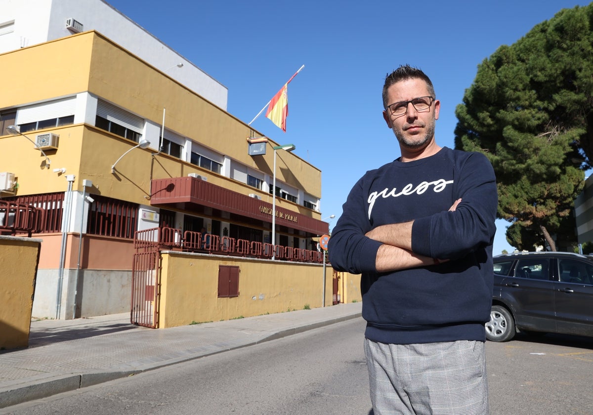 Fernando Sánchez , el agente que salvó al niño en Trassierra, junto a la comisaría donde trabaja