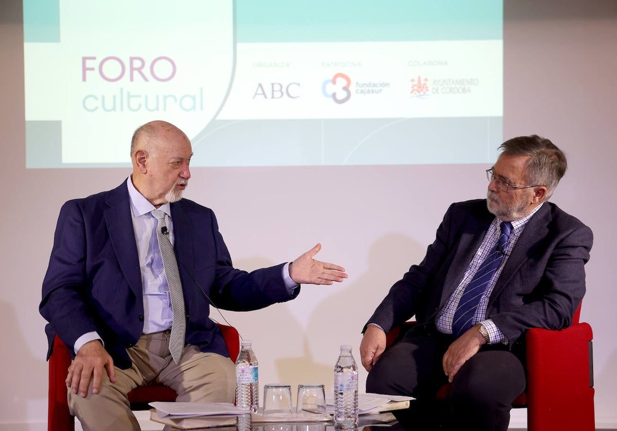 Juan Eslava Galán, durante su participación en el Foro Cultural de ABC