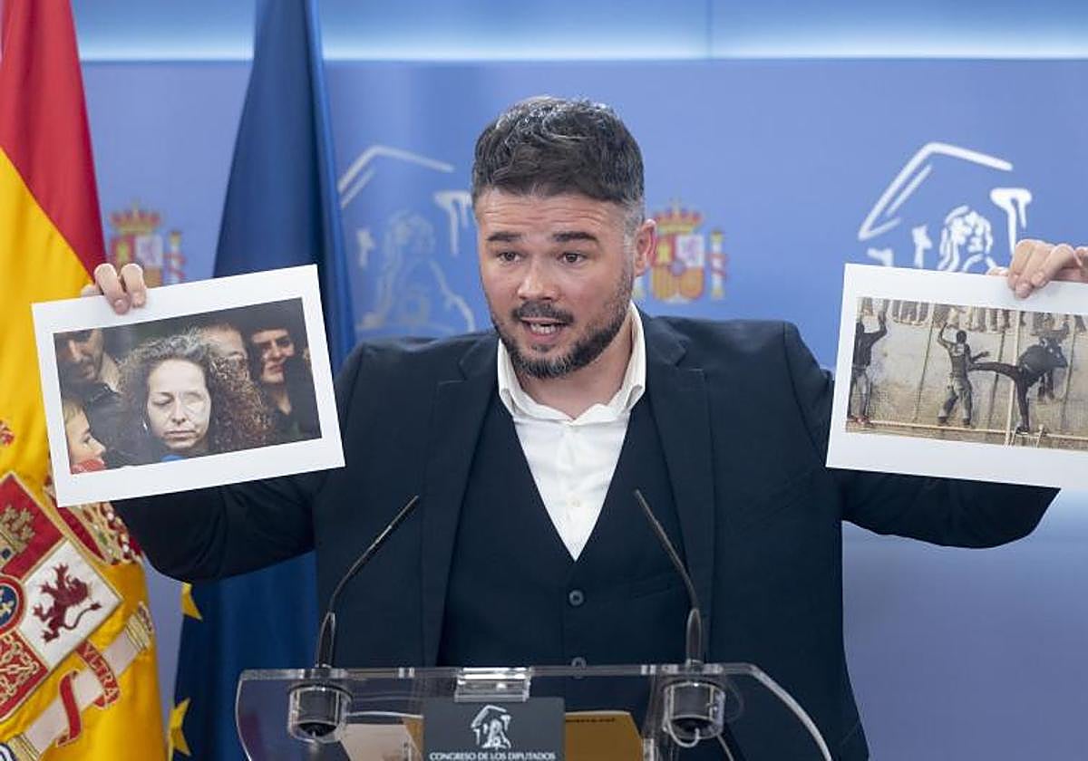 Gabriel Rufían sostiene dos imagenes: una de una mujer herida por una pelota de goma y otra de un agente golpeando a un inmigrante