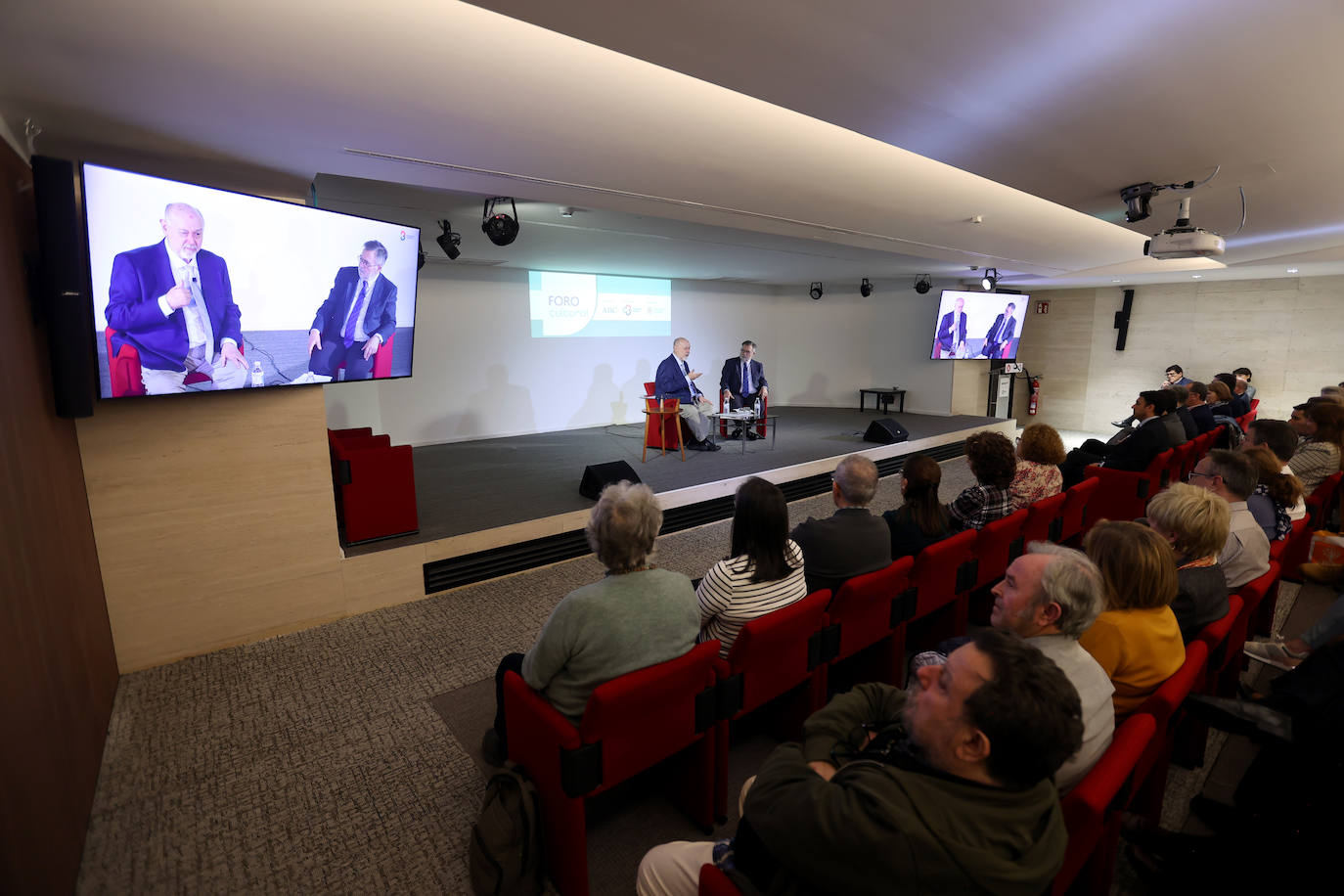El Foro Cultural de ABC Córdoba con Juan Eslava Galán, en imágenes