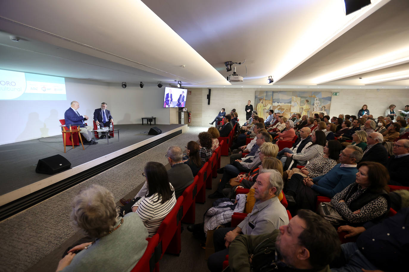 El Foro Cultural de ABC Córdoba con Juan Eslava Galán, en imágenes