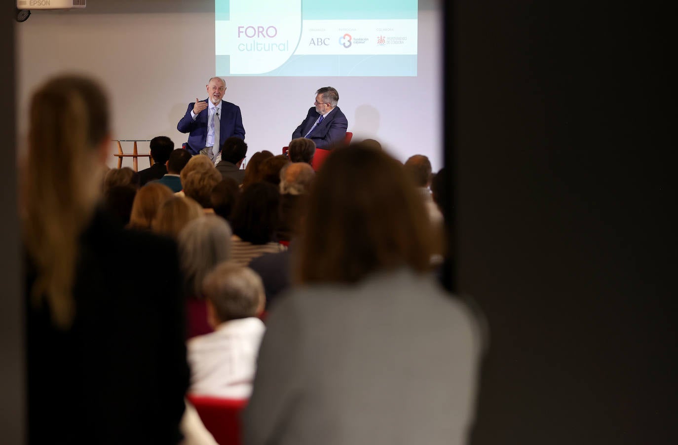 El Foro Cultural de ABC Córdoba con Juan Eslava Galán, en imágenes