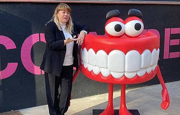 Natàlia Garriga, consejera de Cultura, posando con la nueva Queta para promocionar la campaña 'Probémoslo en catalán. Mucho por hablar. Mucho por vivir'