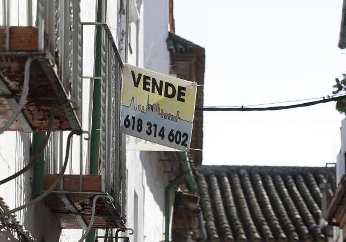 Imagen de archivo del cartel de una vivienda en venta en Córdoba