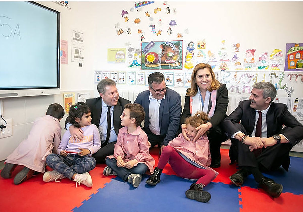 Emiliano García-Page, José Manuel Silgo, Ana Rosa Rodríguez, y Álvaro Gutiérrez con alumnos del CEIP 'Miguel Delibes' en El Viso de San Juan