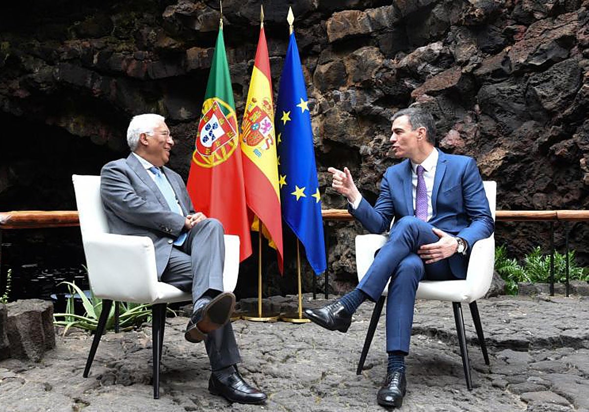 El primer ministro de Portugal Antonio Costa charla con el presidente del Gobierno Pedro Sánchez, este miércoles en Lanzarote