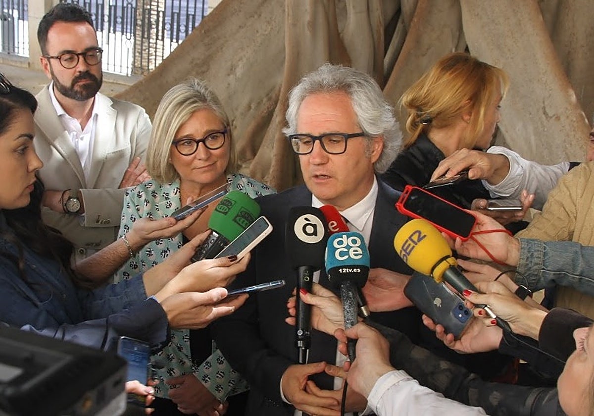 El coordinador nacional de Ciudadanos, Carlos Pérez-Nievas, atendiendo a los medios en Alicante.