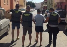 Prostituyendo a su hermana pequeña: la red de trata en Almería que salpica a la Policía Local