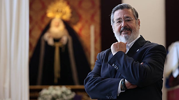 Francisco Román, con la Virgen de la Esperanza del Valle