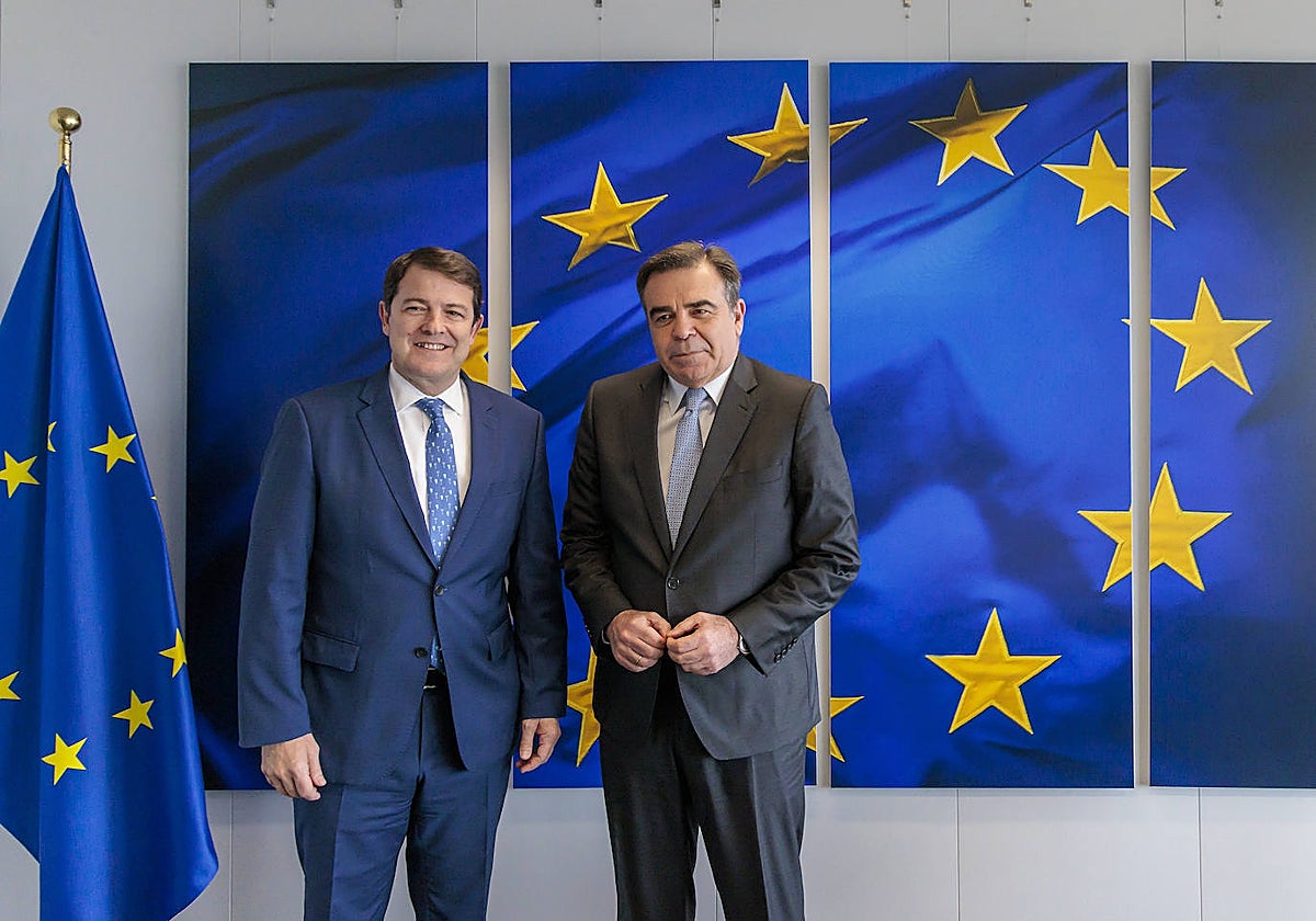 El presidente de la Junta de Castilla y León, Alfonso Fernández Mañueco, con el vicepresidente de la Comisión Europea, Margaritis Schinas, este marte en Bruselas