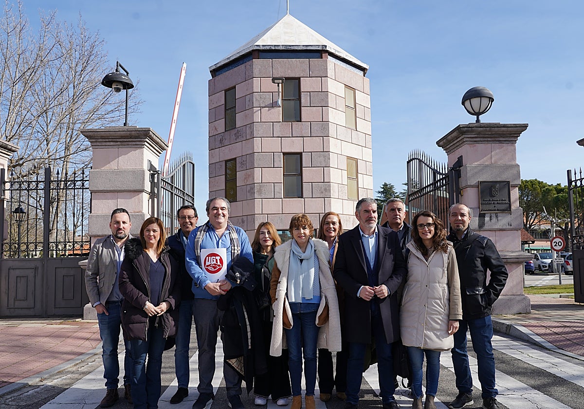 Los representantes sindicales, a las puertas de la sede central de la Junta