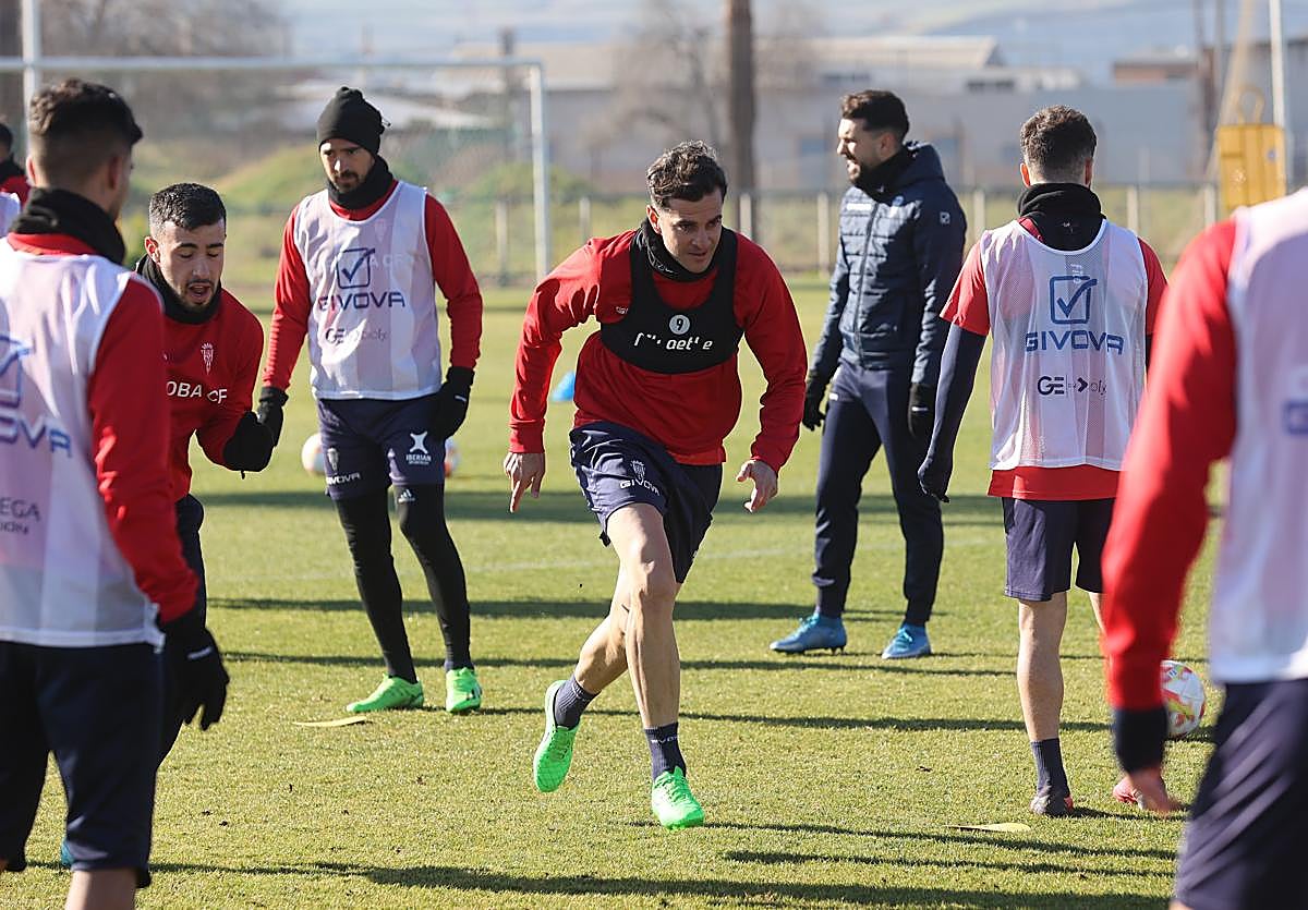 El delantero del Córdoba CF Juan Villar trota en la Ciudad Deportiva
