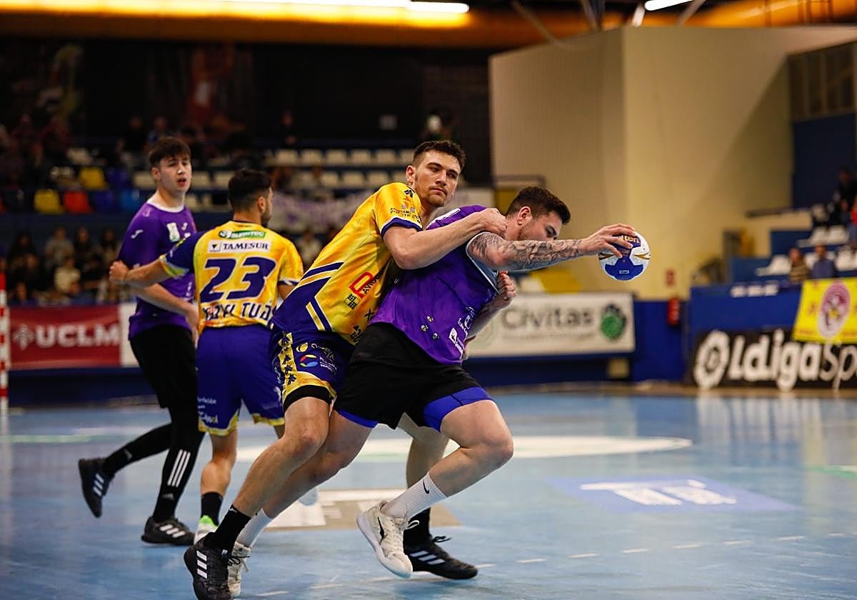 Bluze presiona en una acción del Ángel Ximénez este miércoles ante el Guadalajara