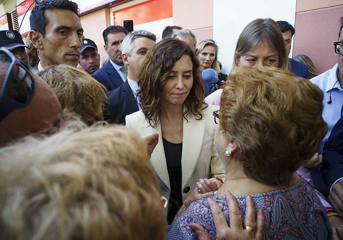 Isabel Díaz Ayuso visita la zona afectada por las obras de la línea 7B de Metro