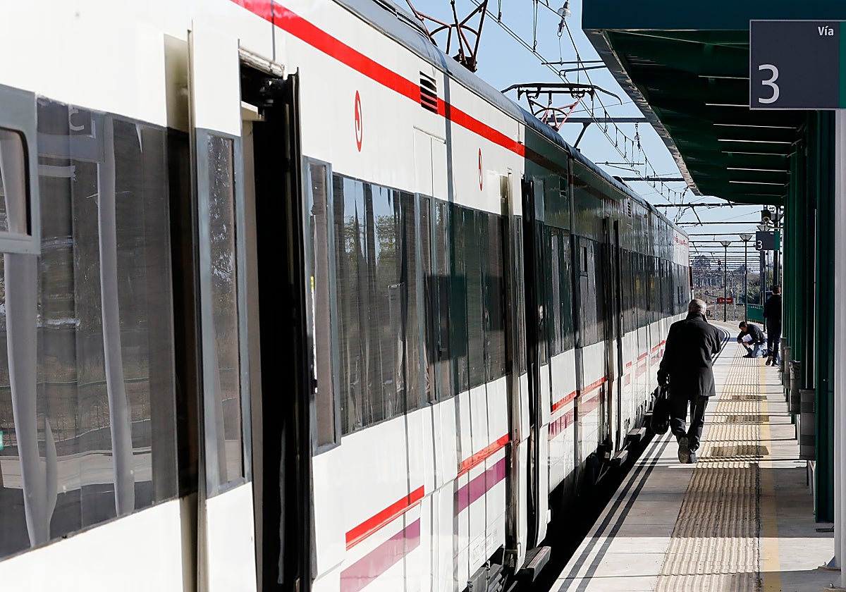 Andén del Cercanías en Villarrubia