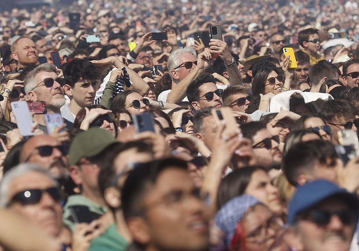 Imagen tomada durante una mascletà de las Fallas 2023