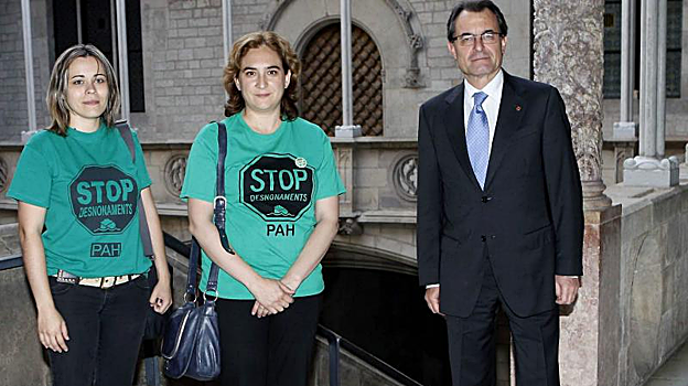 Colau, en el centro, con una compañera de la Plataforma, en 2013, siendo recibidas por Artur Mas en el Palacio de la Generalitat de Cataluña