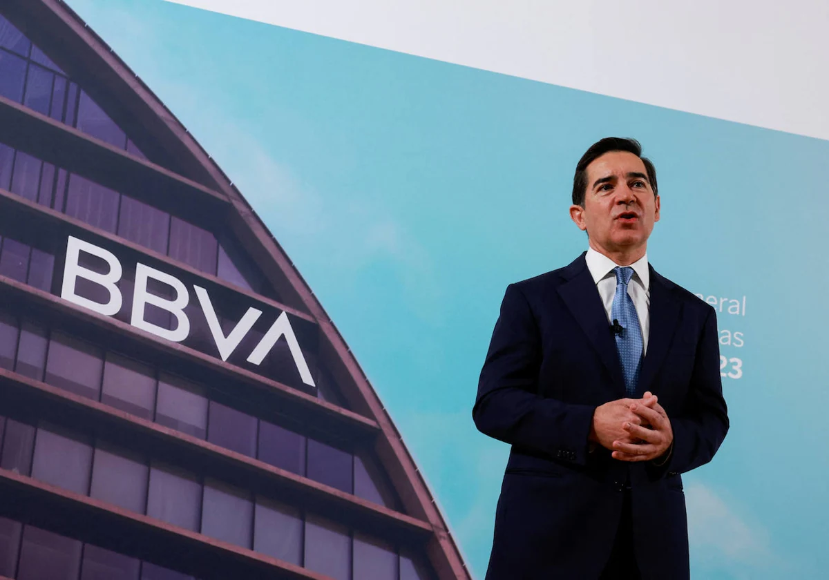 El presidente del BBVA comparece ante los medios de comunicación al inicio de la junta de accionistas