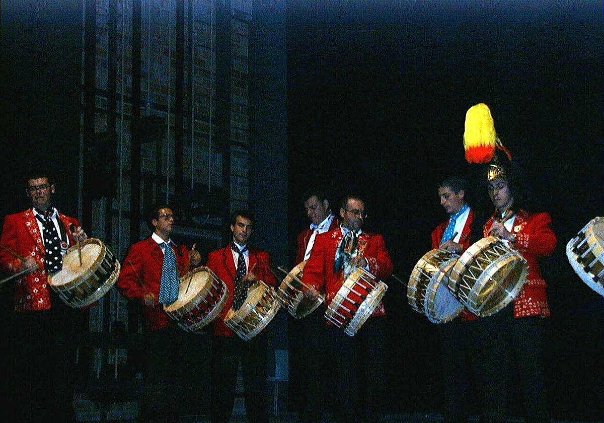 Grupo de judíos de Baena con su atuendo tradicional tocando el tambor