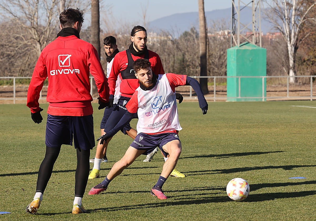 Armando Shashoua, con peto blanco, durante un entrenamiento en la Ciudad Deportiva del Córdoba