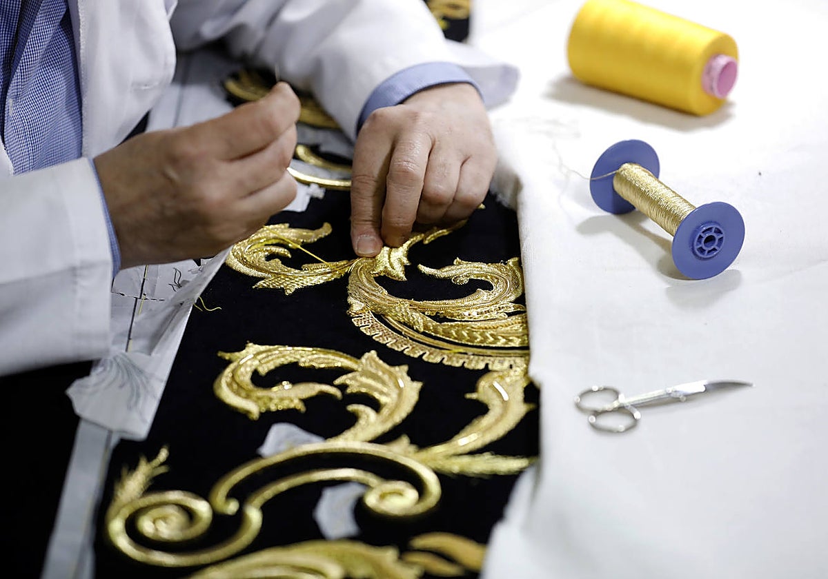Bordado de los faldones del Cristo de Ánimas en el taller de José Luis Guerra
